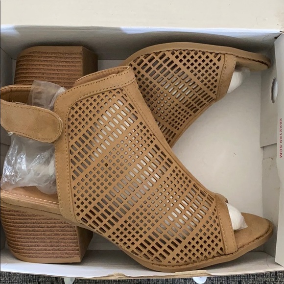 Sandals - Picture 1 of 3